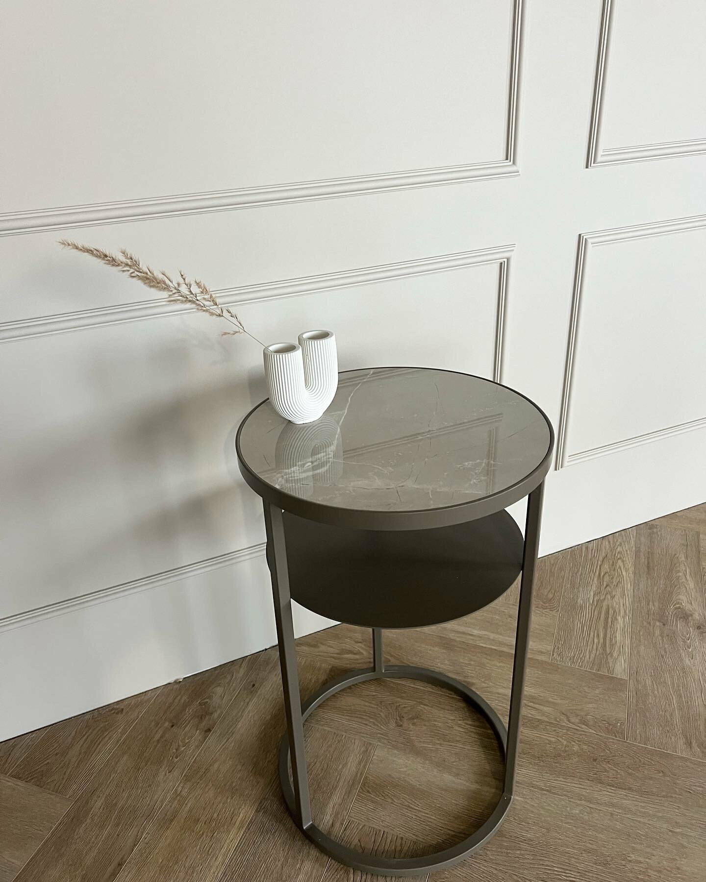 Стол прикроватный с полкой диаметр 35 высота 55 ARMANI цвет основания серо-коричневый столешница глянцевая