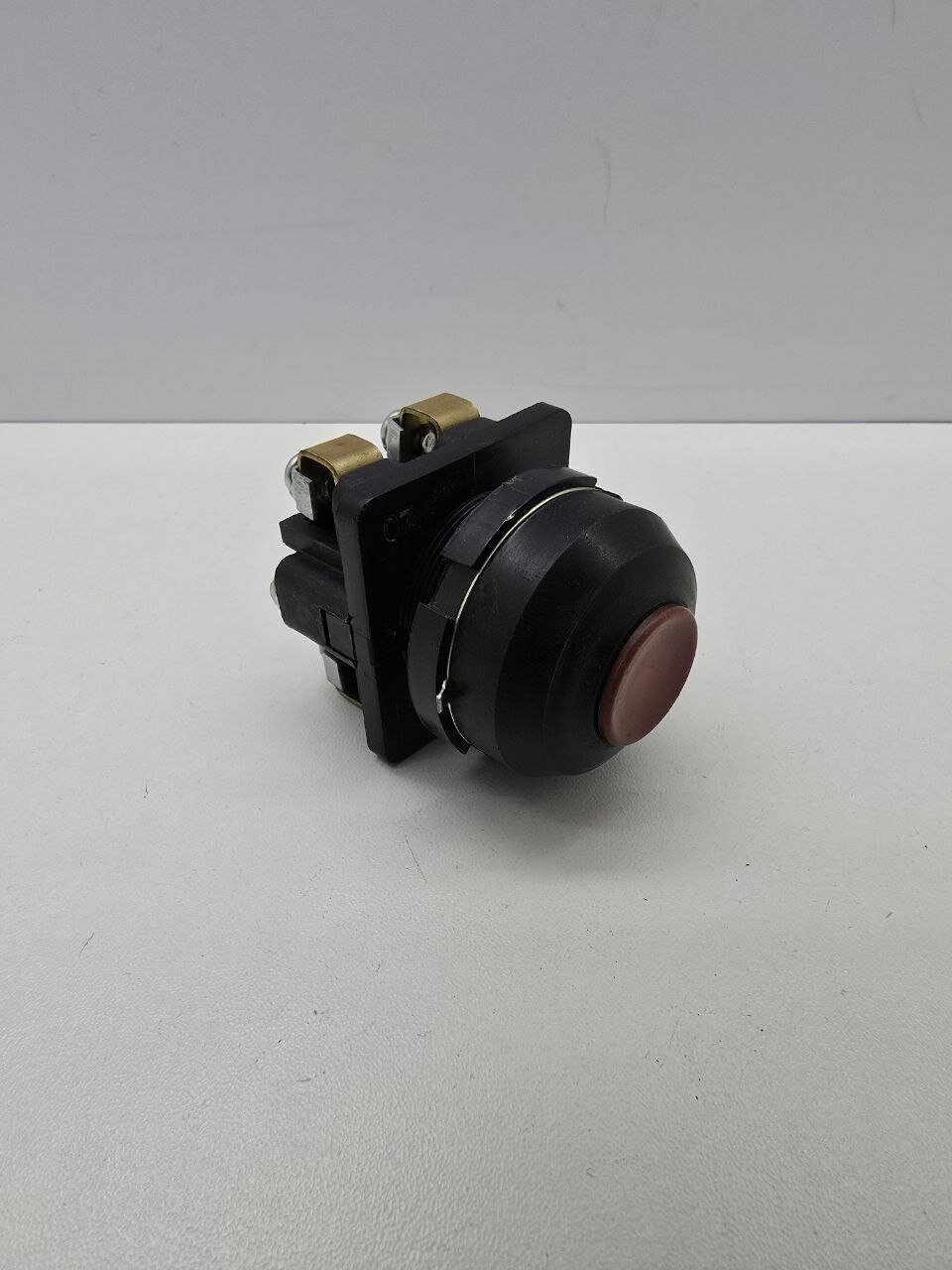 КЕ-081 У2 исп.2, красный, 1з+1р, Цилиндр, IP40, 10А, 500В, Выключатель кнопочный