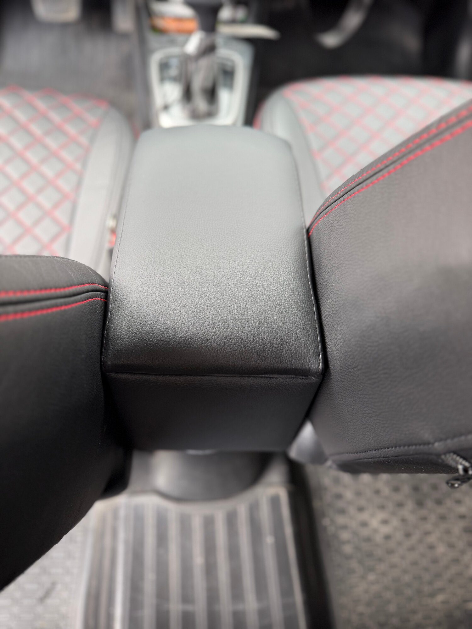 Подлокотник - бар для Hyundai Solaris II c 2017г. Экокожа, черный, гладкий. — фото 1