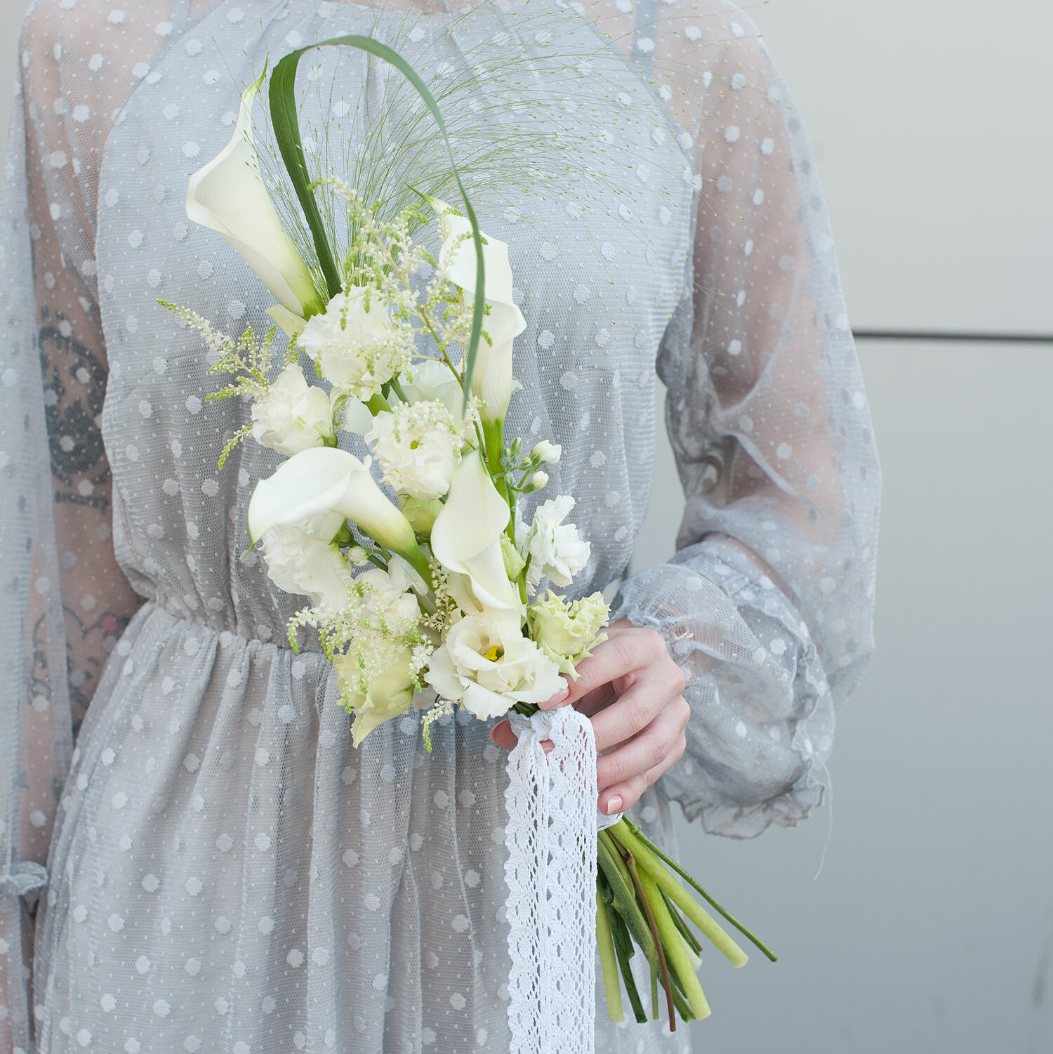 Букет невесты из калл астильбы маттиолы лизиантусов "Каприз" (с бутоньеркой)