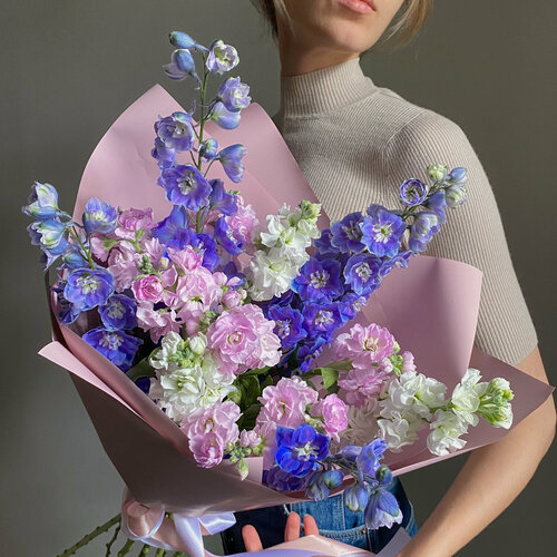 Изображение товара Нежный авторский букет, голубой дельфиниум и ароматная маттиола в дизайнерской упаковке. Размер S
