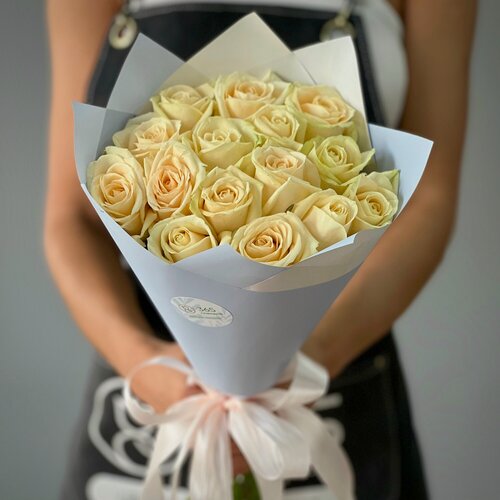Изображение товара Букет из 15 кремовой розы 50 см в стильной упаковке. «365 Поводов» - живые цветы с доставкой