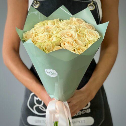 Изображение товара Букет из 31 кремовой розы 50 см в стильной упаковке. «365 Поводов» - живые цветы с доставкой