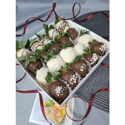 Клубника в шоколаде 16-25 ягод Премиум подарочный набор готовится свежая под заказ букет с бесплатной открыткой