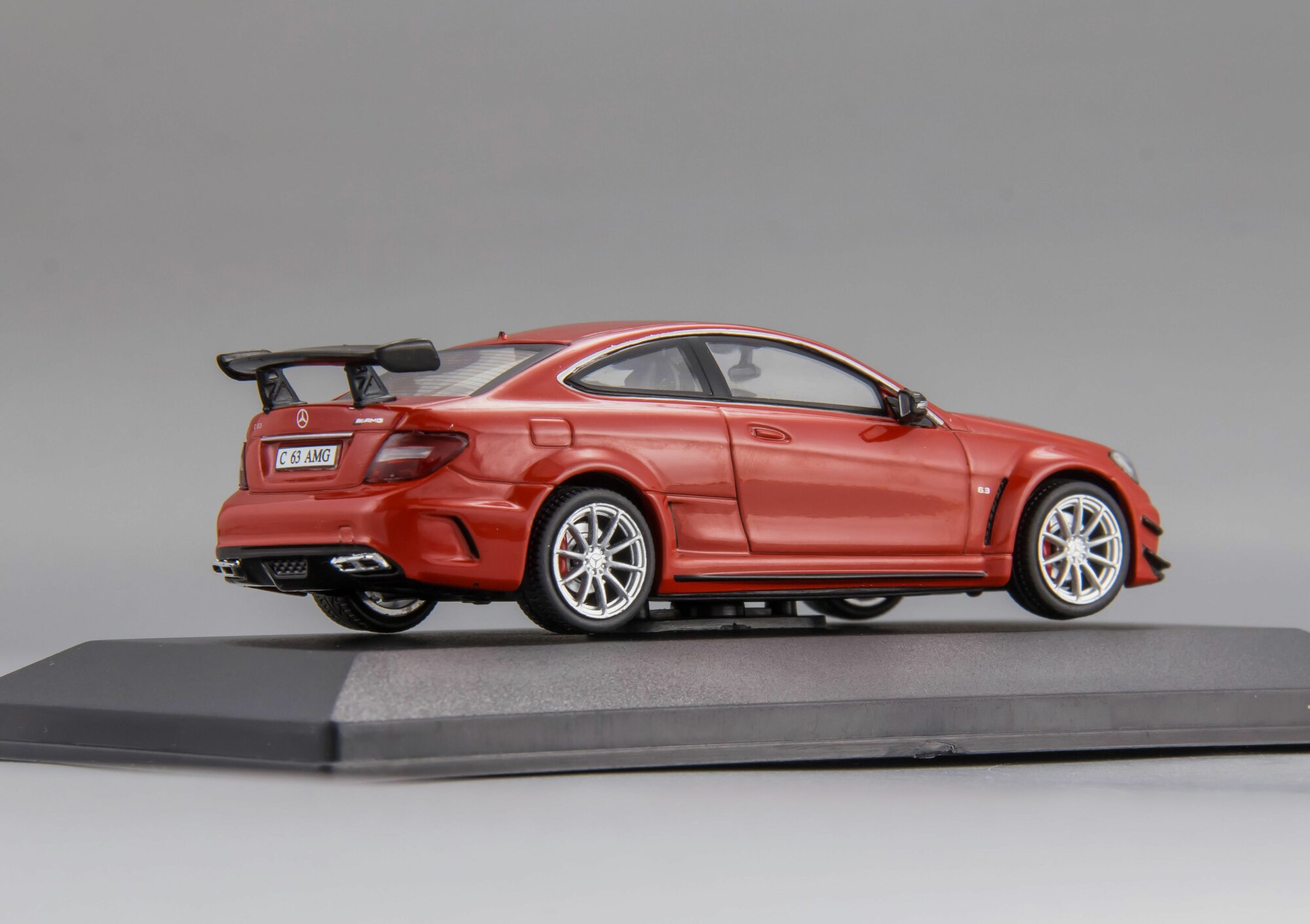 Коллекционная масштабная модель 1:43 Mercedes-Benz C63 AMG Black Series - 2012 от Solido — фото 1
