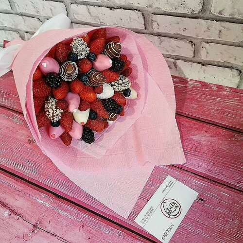 Изображение товара Букет Mklubni "Berry Mix", шоколад, клубника, ежевика, малина, голубика