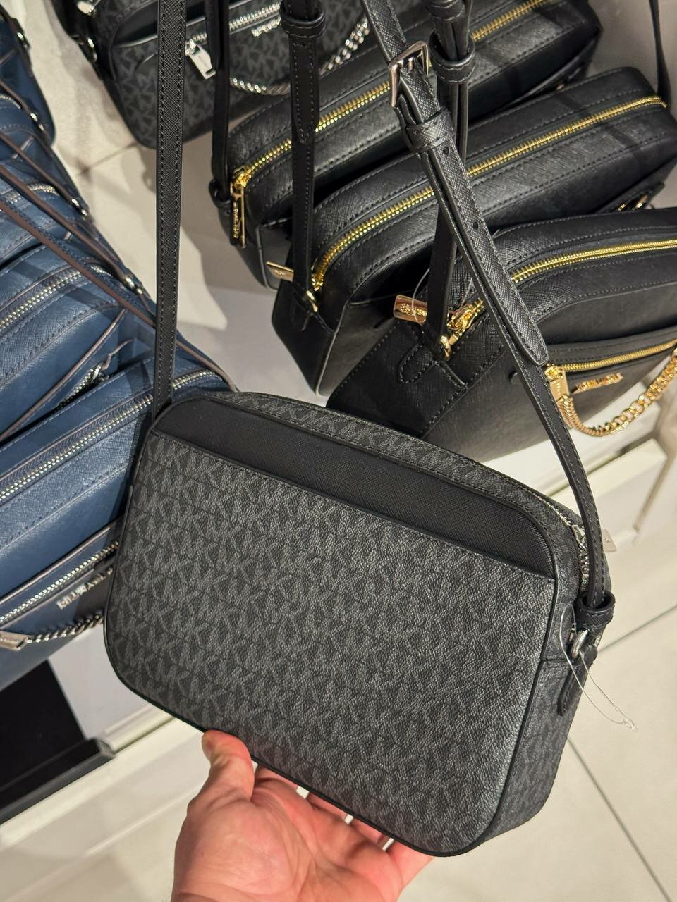 Сумка кросс-боди MICHAEL KORS Женская прямоугольная черная с логотипом и серебряной цепью сумка Michael Kors Outlet Jet Set Large Logo Crossbody Bag Black 35S1STTC9B, фактура тиснение, рельефная, матовая, зернистая, перфорированная, черный — фото 1