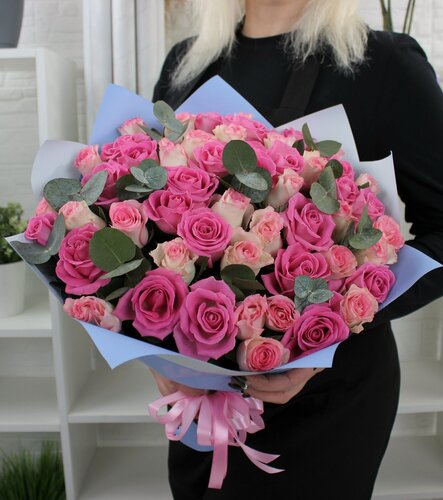 Изображение товара Монобукет THE FLOREAL бело-розовая и розовая роза 51 штука, высота 40 см, с эвкалиптом