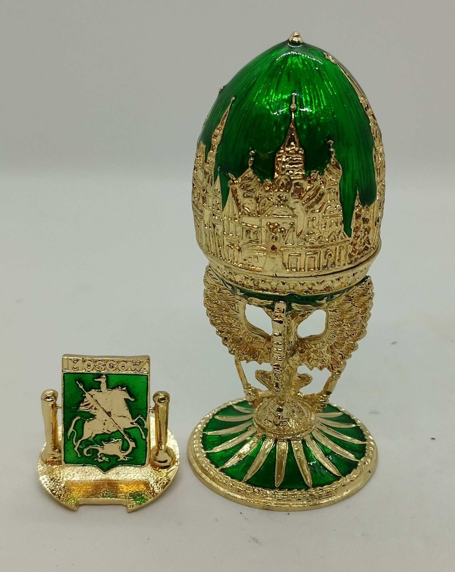 Яйцо Фаберже с видами Москвы, с гербом на подставке, зелёное.