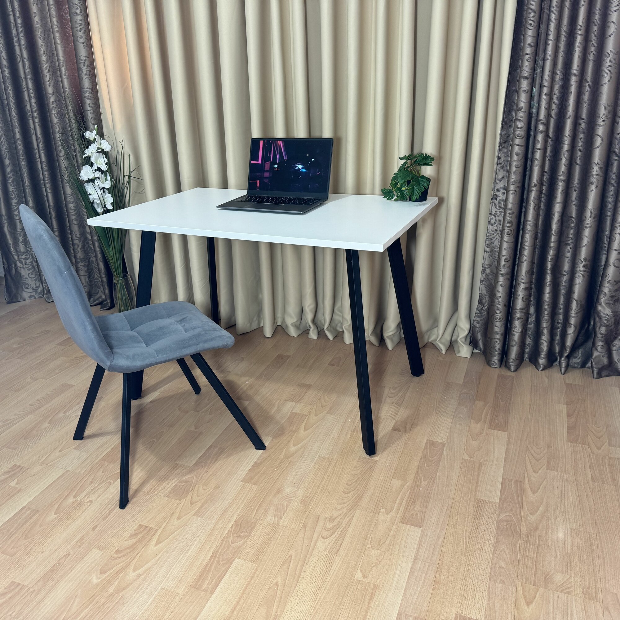 Игровой стол Ник 110*70 см. Столешница Белая 22 мм. Чёрные ножки