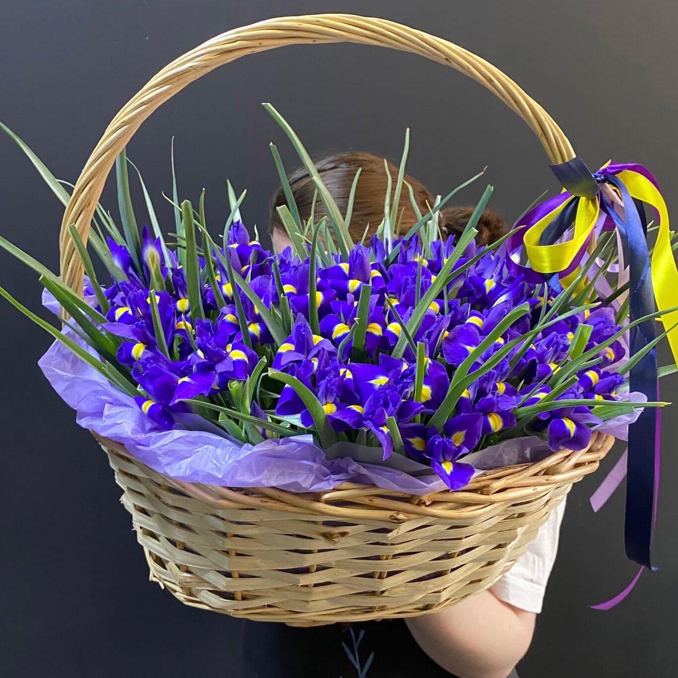 Букет из фиолетовых ирисов в корзине красивый букет цветов шикарный премиум цветы премиум букет
