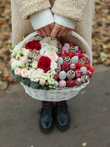 Изображение товара Корзина с клубникой в белом, розовом и молочном шоколаде, малина, темный рис, микс цветов, Berry Mood 2, М размер