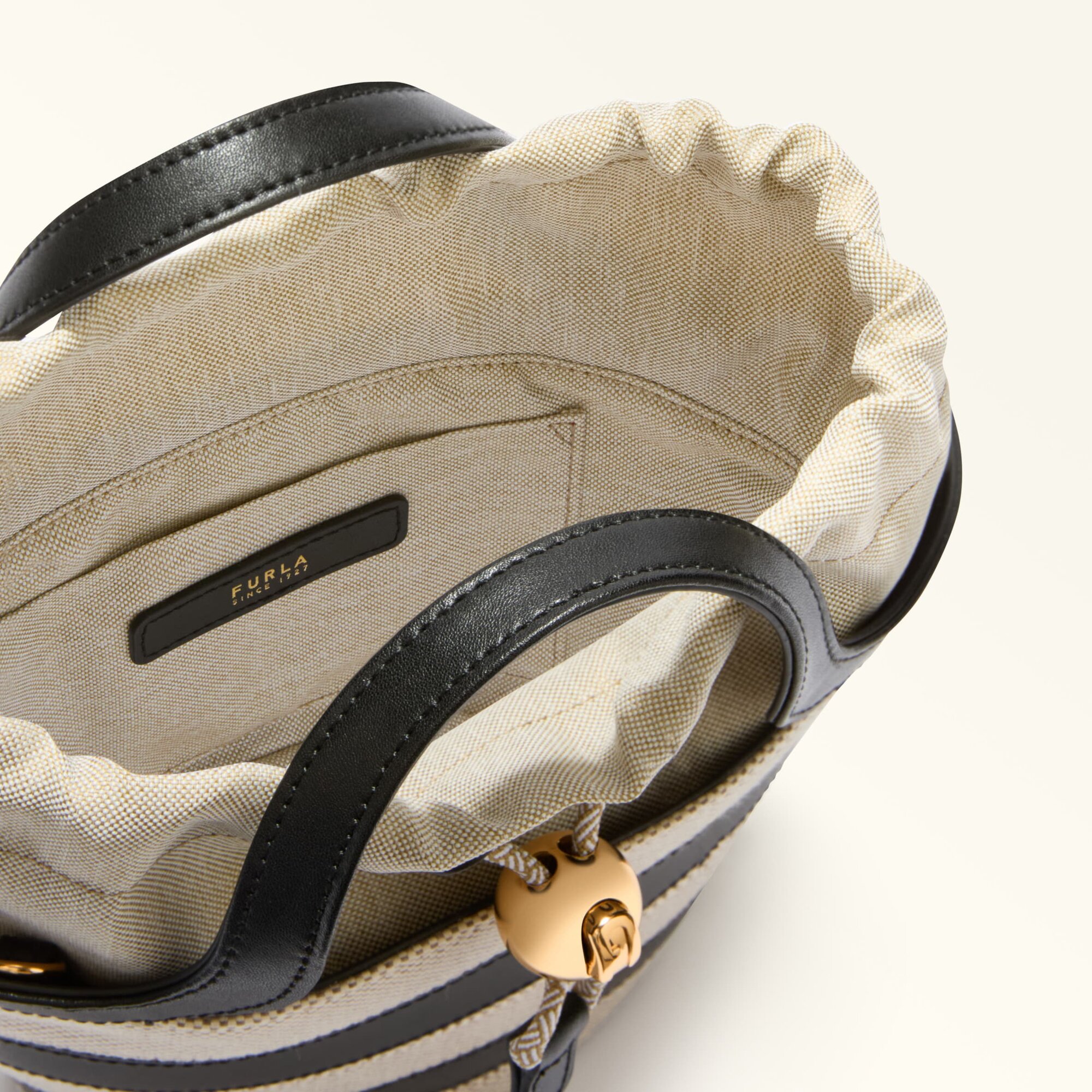 Сумка тоут FURLA FURLA VORTICE MINI TOTE, фактура гладкая, плетеная, черный — фото 1