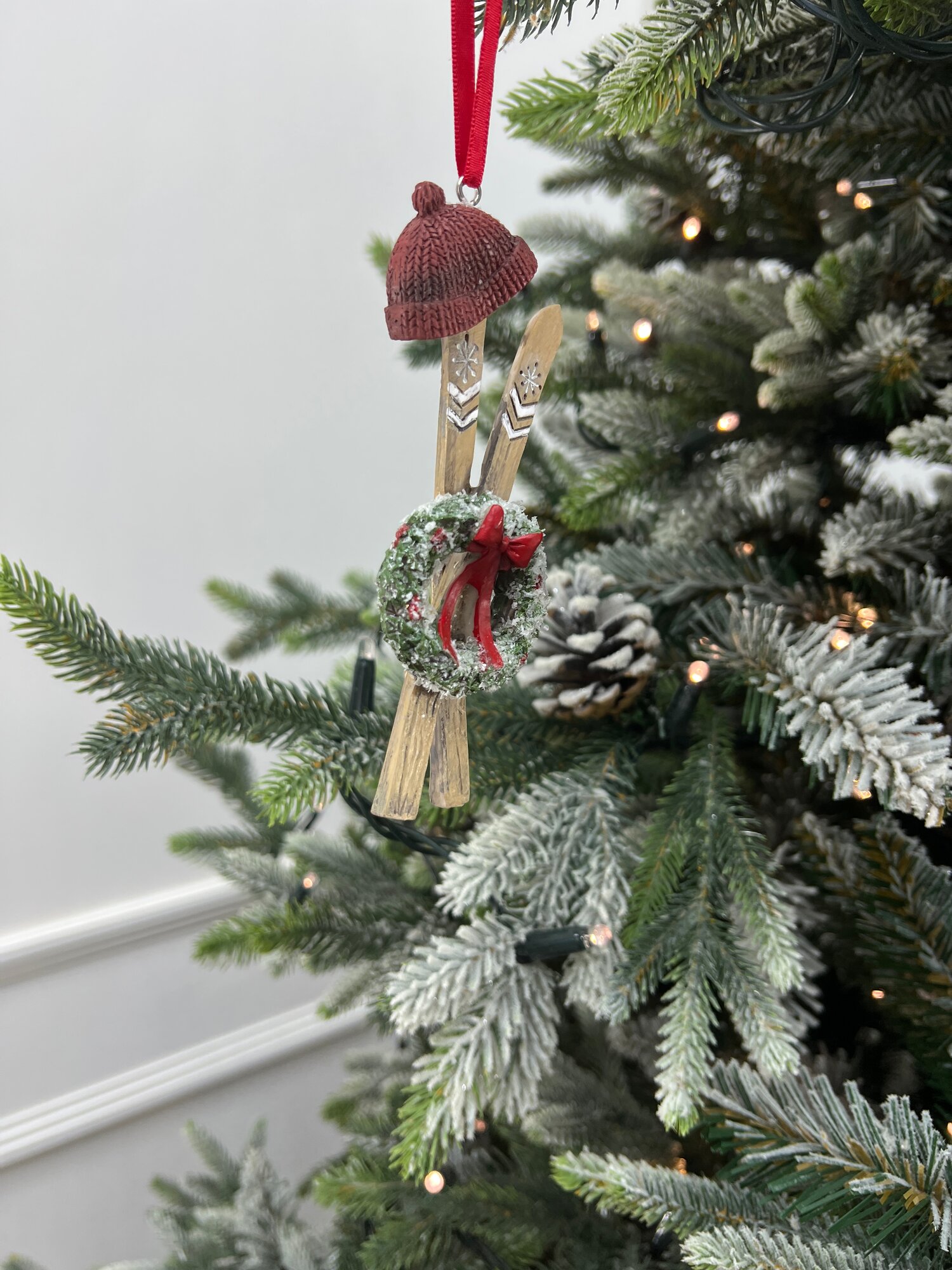 Елочная игрушка Лавка Чудес «Лыжи», полирезин, коричневая, 8,8 см — фото 1