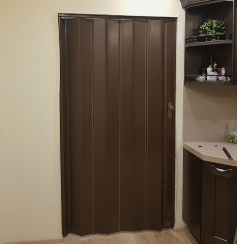 Изображение товара Дверь гармошка глухая "FINE" 203 х 203 см, орех шоколад, с замком и колесами