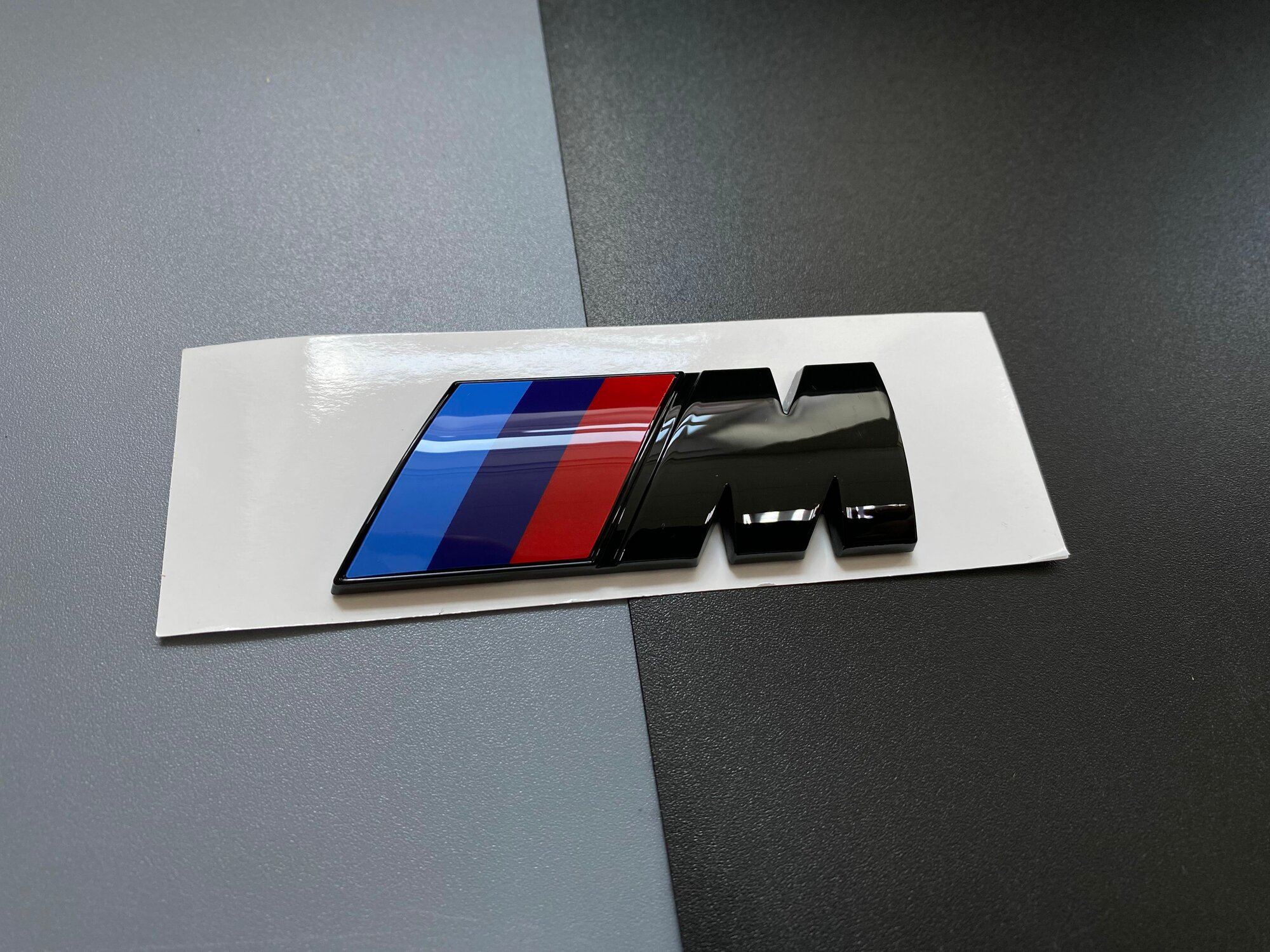 M надпись эмблема БМВ/ буква M на багажник шильдик BMW черный
