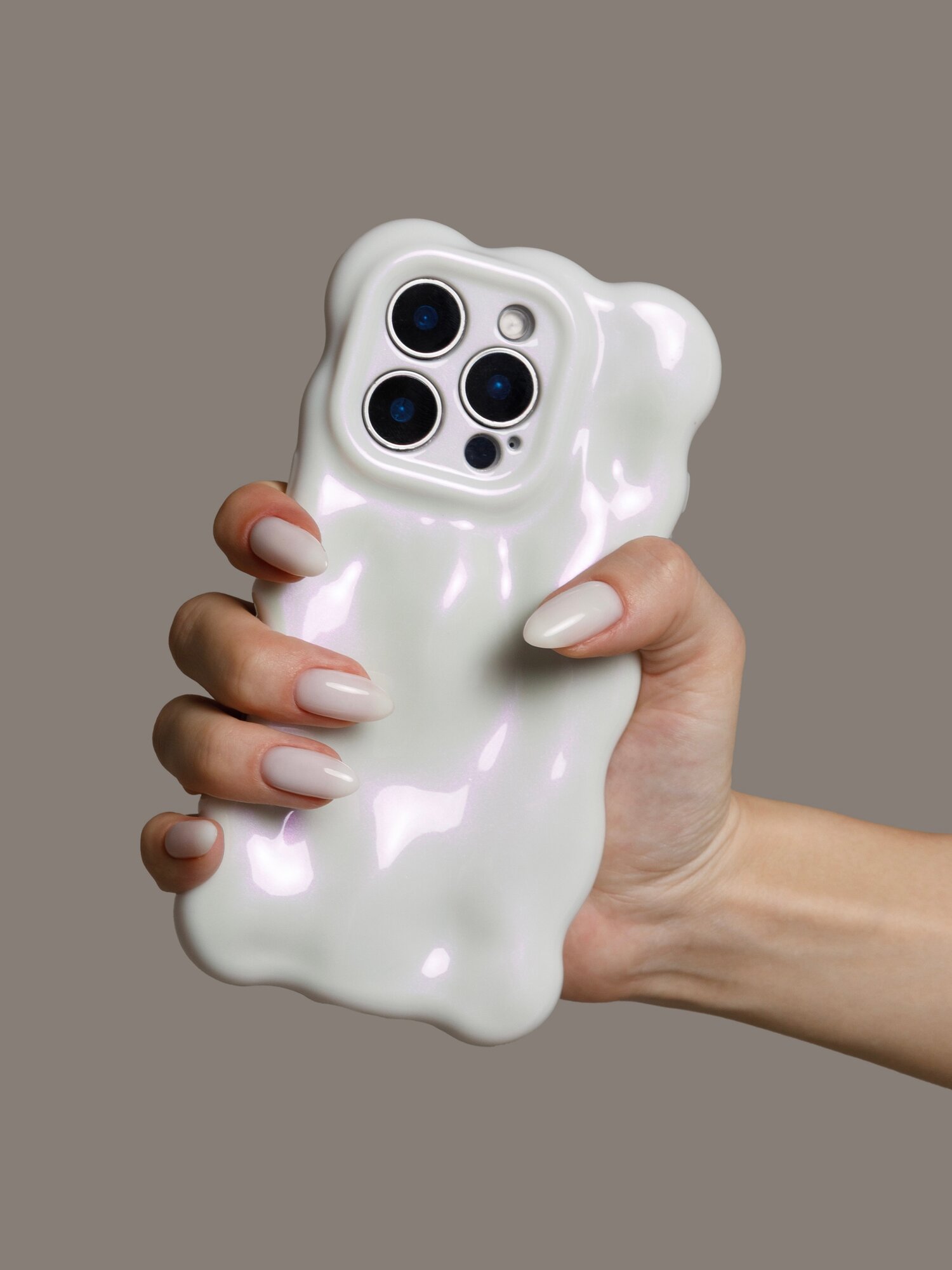 Чехол облачко перламутрово розовый на Iphone 15 pro max пластмассовый ударопрочный модный