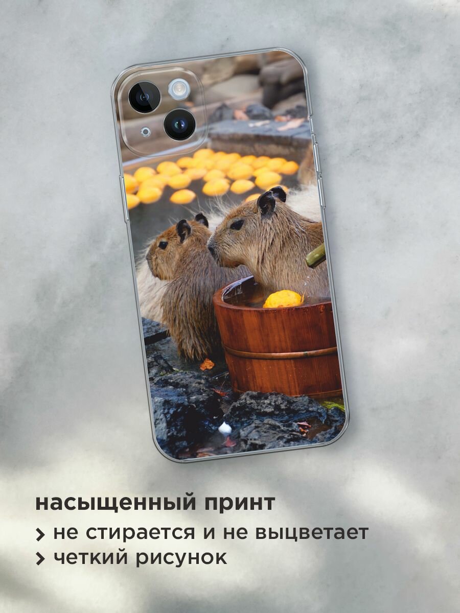 Чехол на Apple iPhone 14 Plus / Айфон 14 Плюс с принтом "Капибары отмокают" — фото 1