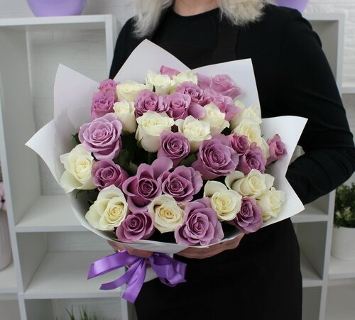 Изображение товара Монобукет THE FLOREAL белая и сиреневая роза 35 штук, высота 40 см, с бантом