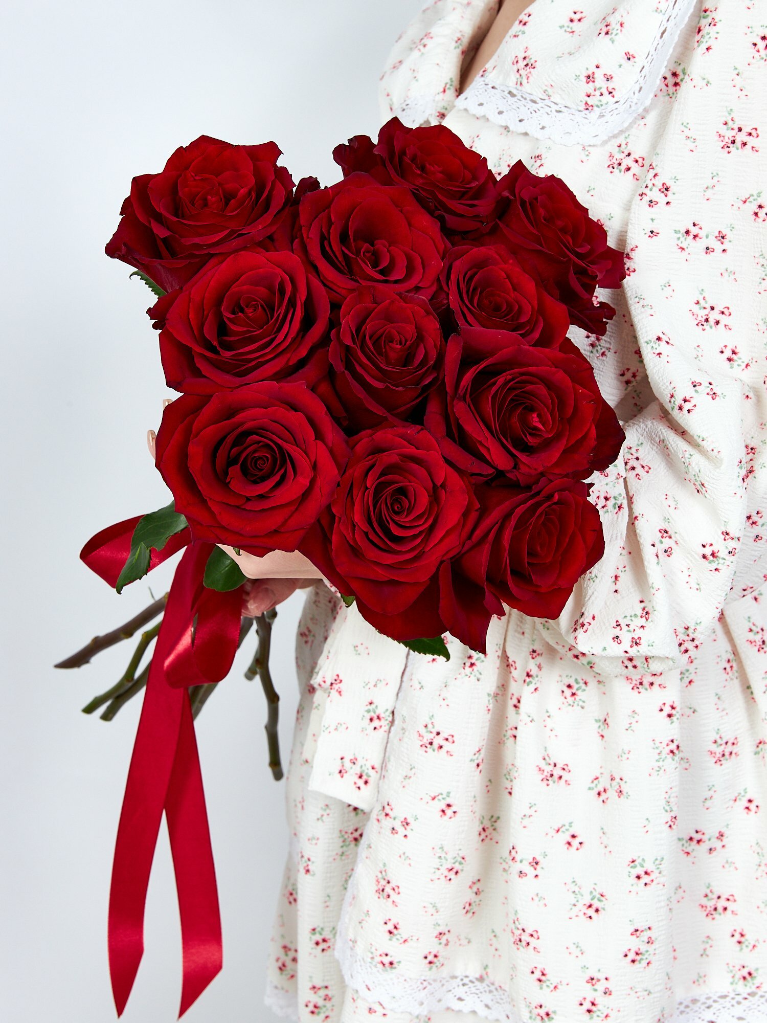 Классический букет из 11 красных премиальных эквадорских роз с доставкой от Flowers +vibe