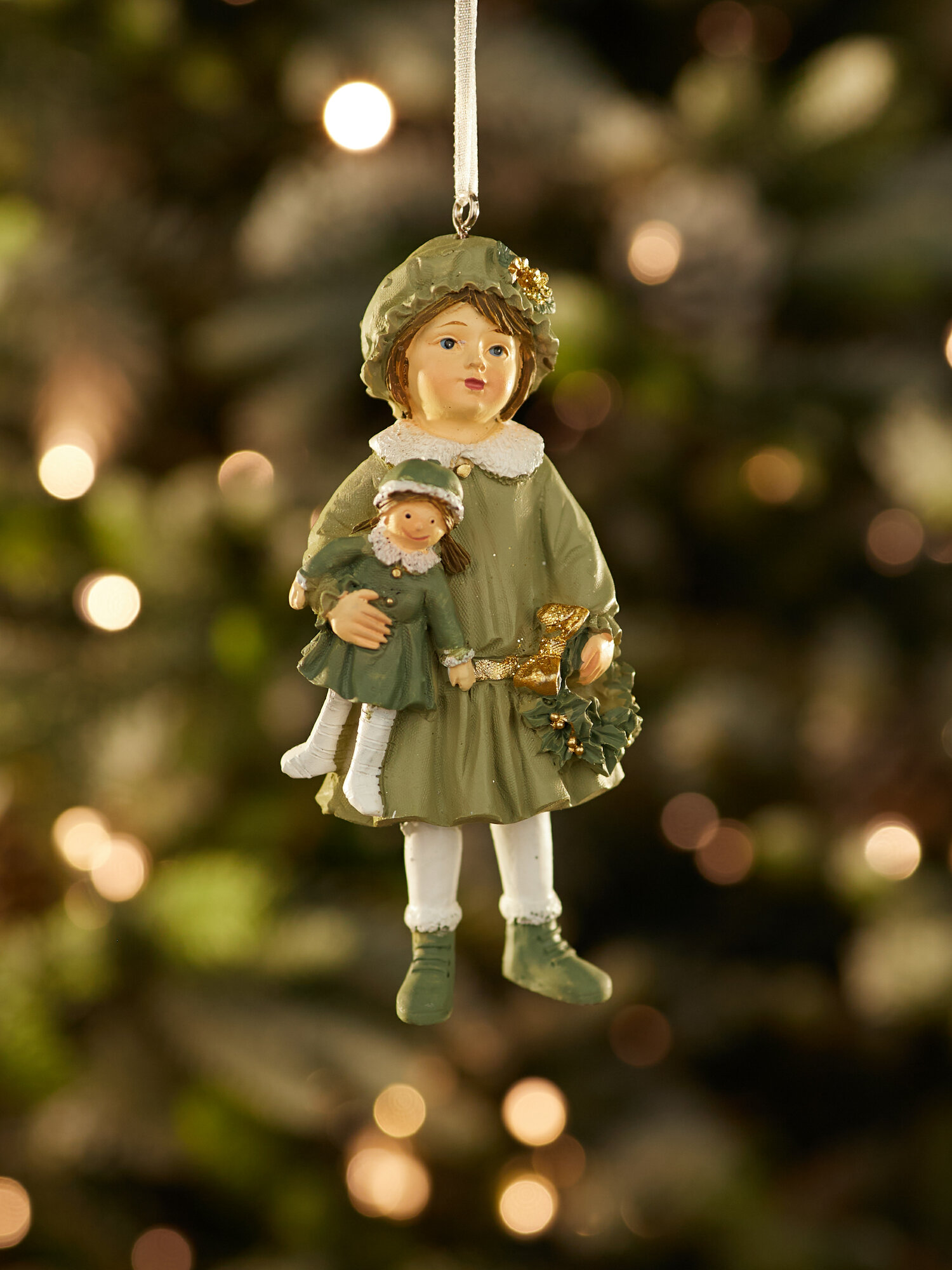 Елочная игрушка Лавка Чудес "Девочка в зелёном с куклой", полирезин, 11 см, 1 шт — фото 1