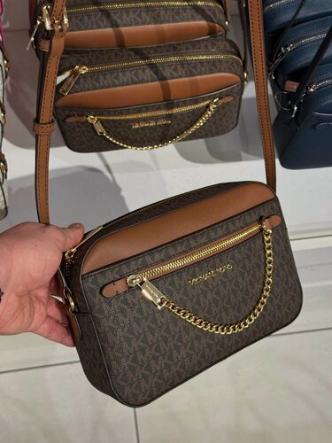 Изображение товара Сумка кросс-боди Michael Kors Jet Set Large Logo Crossbody Bag Brown (Михаэль Корс сумка с лого через плечо золотая фурнитура с карманом на молнии коричневая)