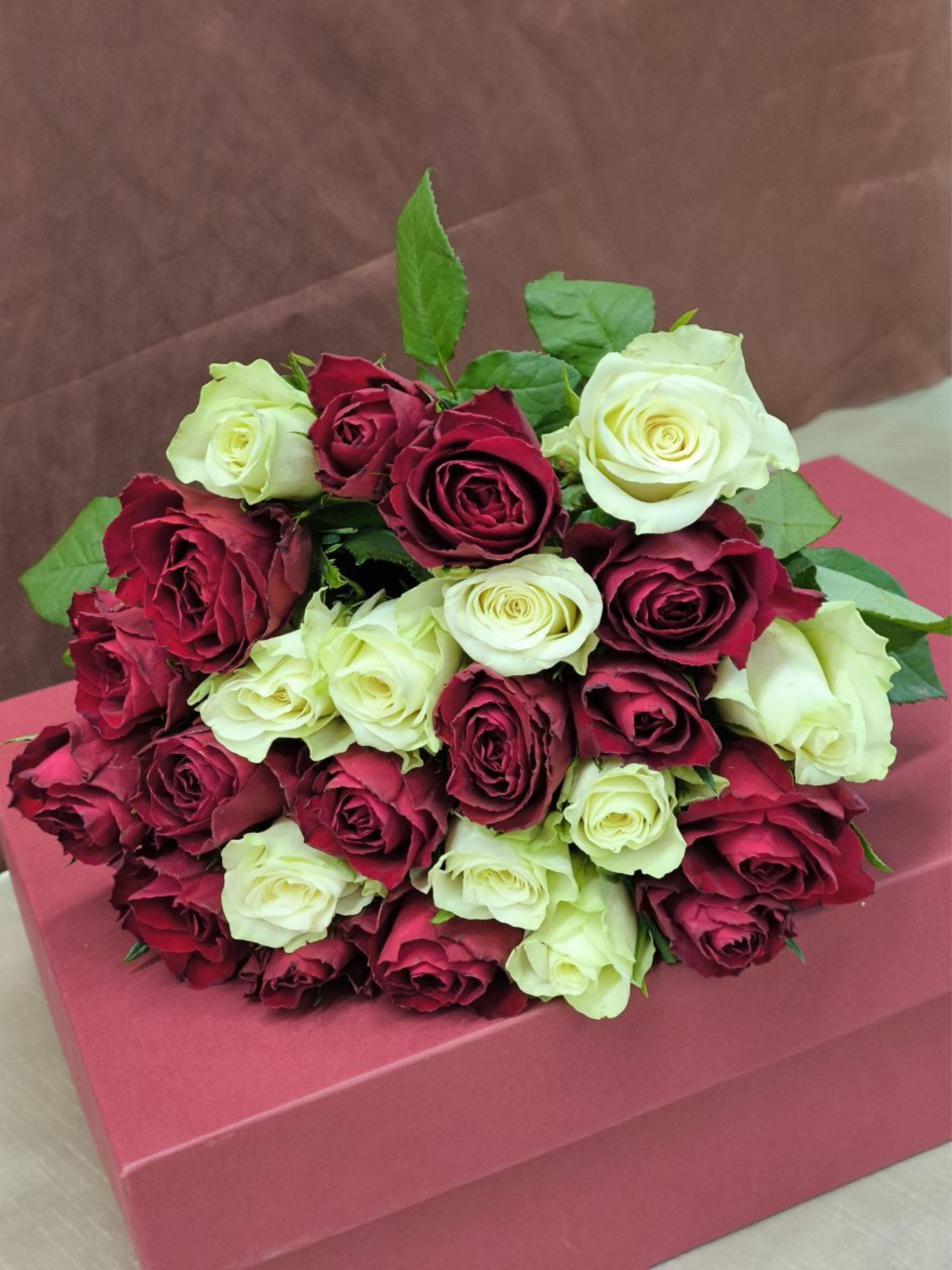 Букет живых цветов из Роз Микс Красная Белая 25 шт. высота 42 см. SIMFONI FLOWERS