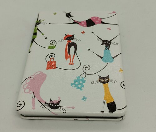 Изображение товара Зеркало кожаное, прямоугольное "Модные кошки с сумками", двустороннее