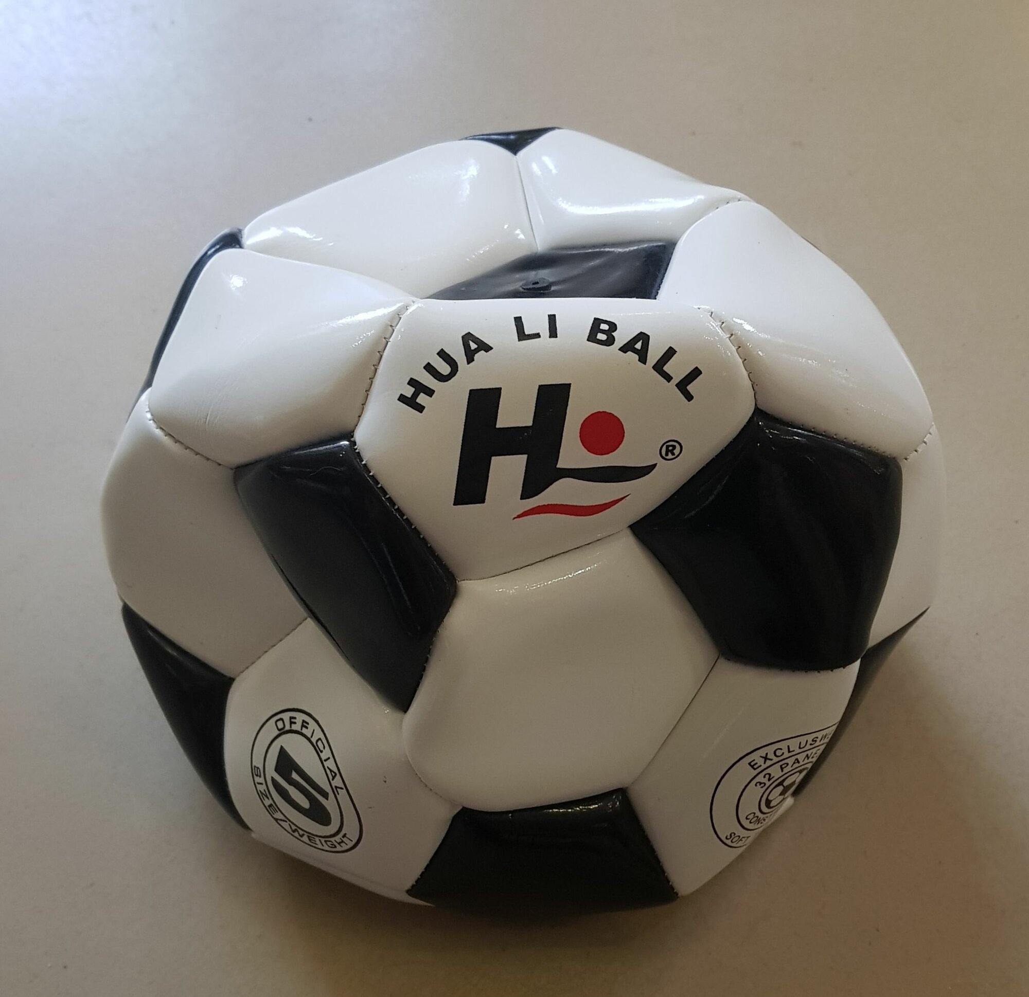 Мяч Футбольный "Hua Li Ball" прошитый, размер 5 ( продажа в сдутом состоянии)