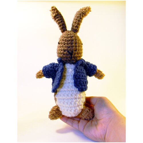 Вязаная интерьерная игрушка «Кролик Пётр»