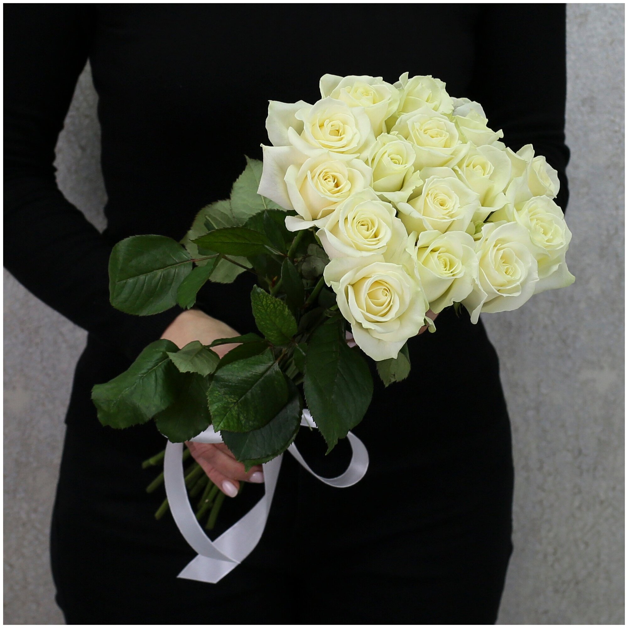Цветы живые букет из 15 белых роз Аваланч 50 см с атласной лентой