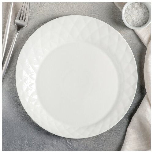 Magistro Тарелка фарфоровая обеденная Magistro «Блик», d=26 см, цвет белый