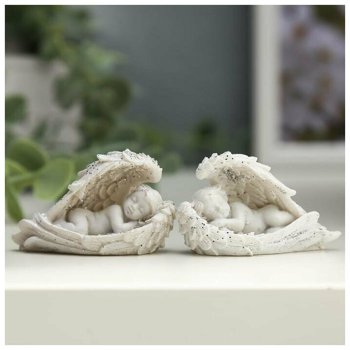 фото Сувенир полистоун "Белоснежный ангел укрывшийся крыльями" 3,4х5х2 см