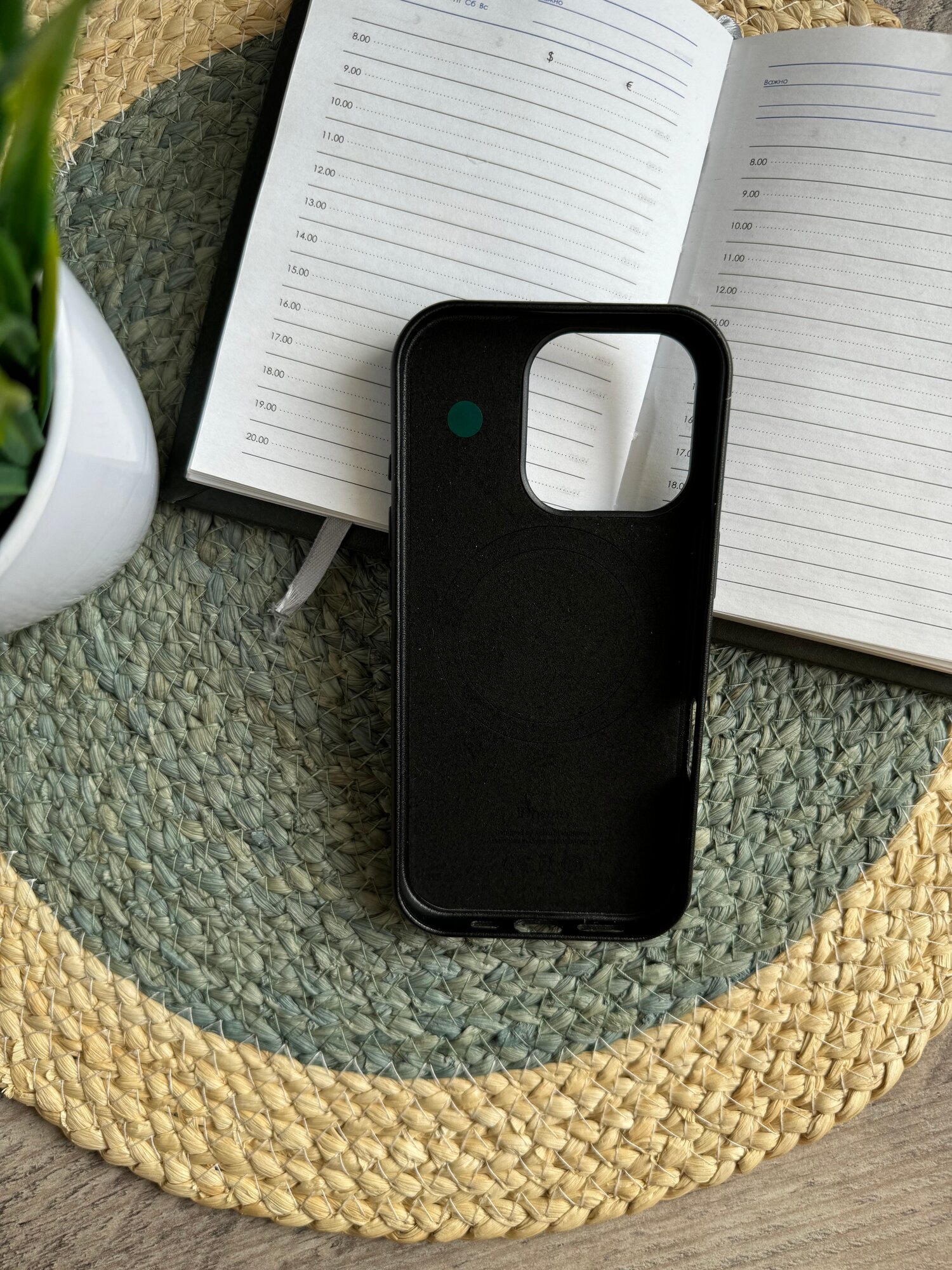 Чехол черный для IPhone 16 Pro Leather Case с функцией MagSafe и анимацией — фото 1