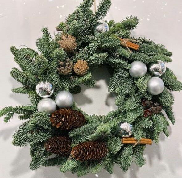 Рождественский венок 30 см на дверь из датской ели нобилис с шишками и новогодними шарами