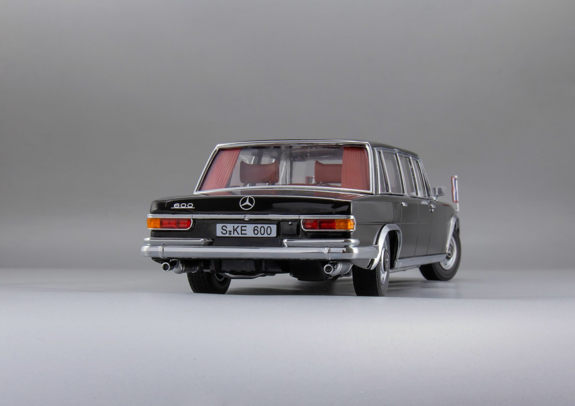1:18 Mercedes-Benz 600 W100 Pullman "Brandt/Pompidou", Коллекционная масштабная модель от KK Scale — фото 1