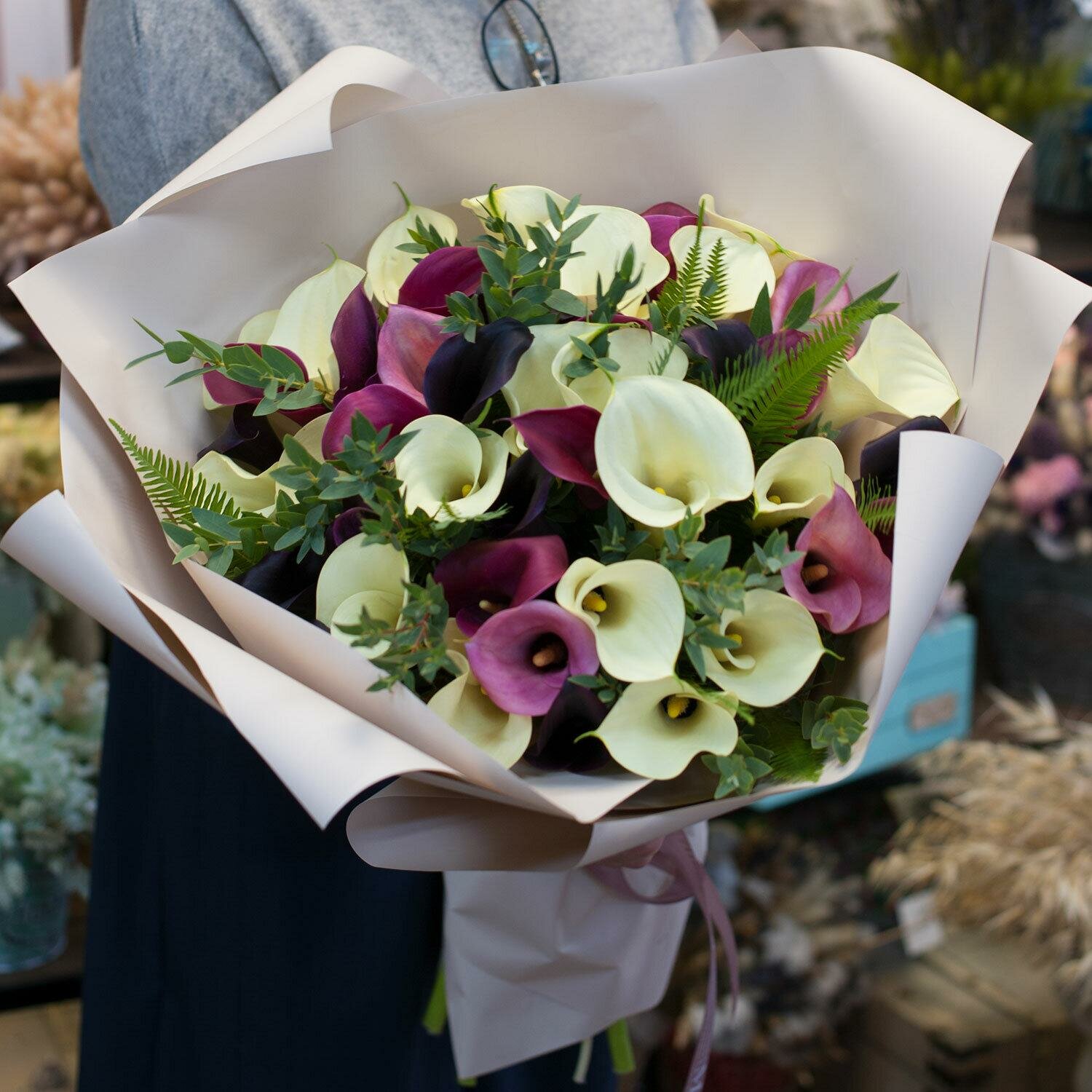 Букет Charlotte "Зара" каллы эвкалипт 45 цветов в подарочной упаковке