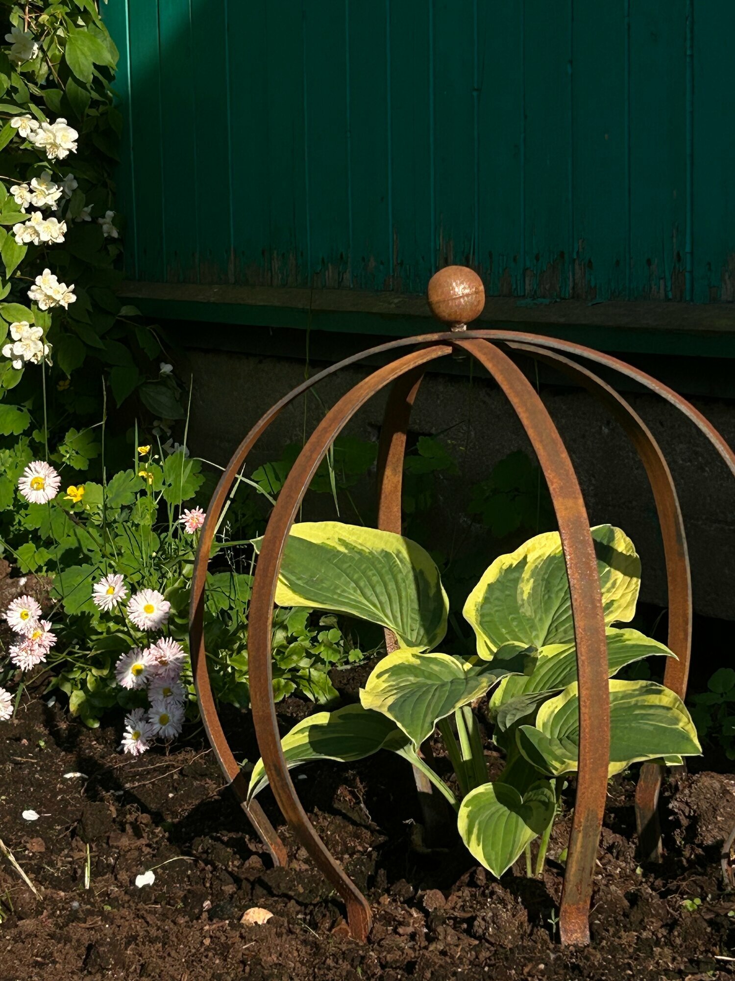 Опора держатель из полос круглая средняя Садовый декор покрытый ржавчиной