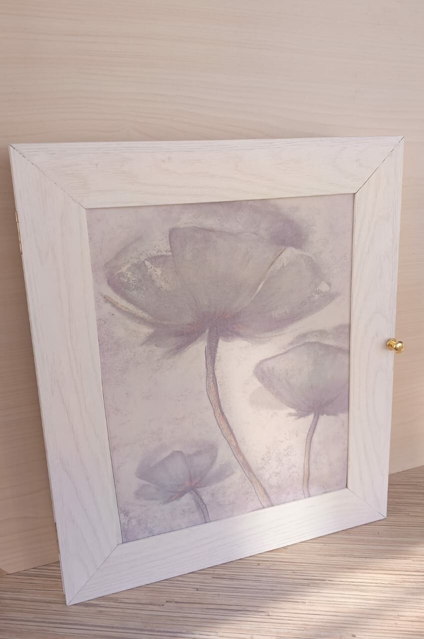 Ключница настенная с дверцей