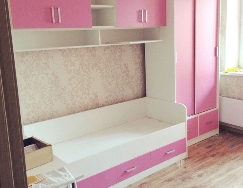 Такой компромисс нашли родители и их дочь — светлые спокойные обои и яркая мебель