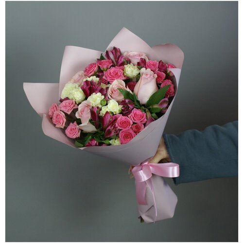 Букет из кустовых роз и альстромерий,7-и кустовых роз, 5-и розовых роз и 5-и альстромерий "Цветочная красота" 48 см