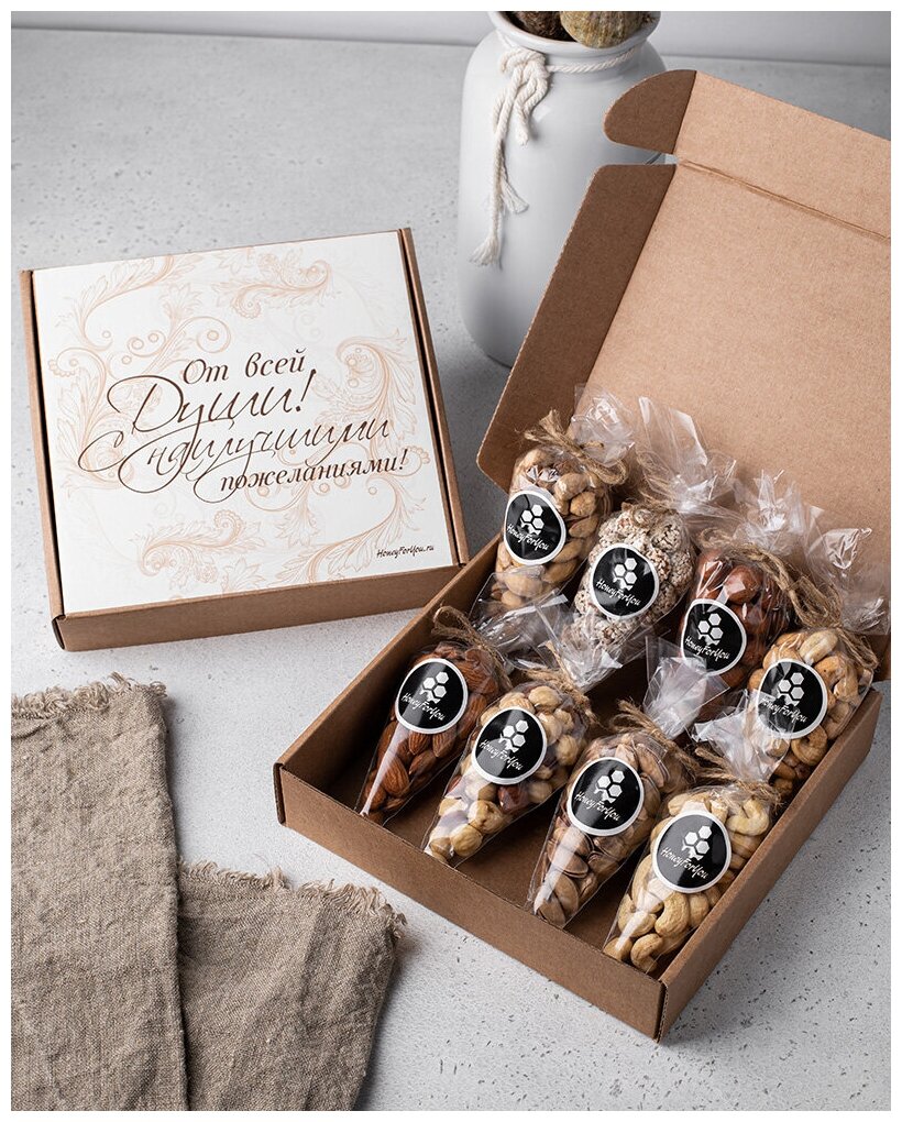 Набор орехов HoneyForYou (ассорти) в подарочной крафт-коробке с принтом-открыткой