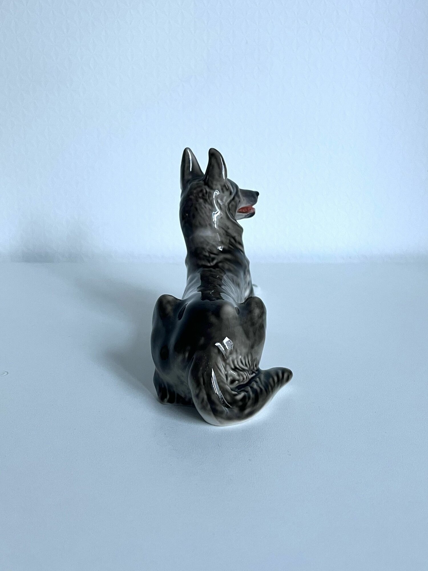 Статуэтка "Овчарка" Фарфор. ЛФЗ. СССР. Длина 23 см. — фото 1