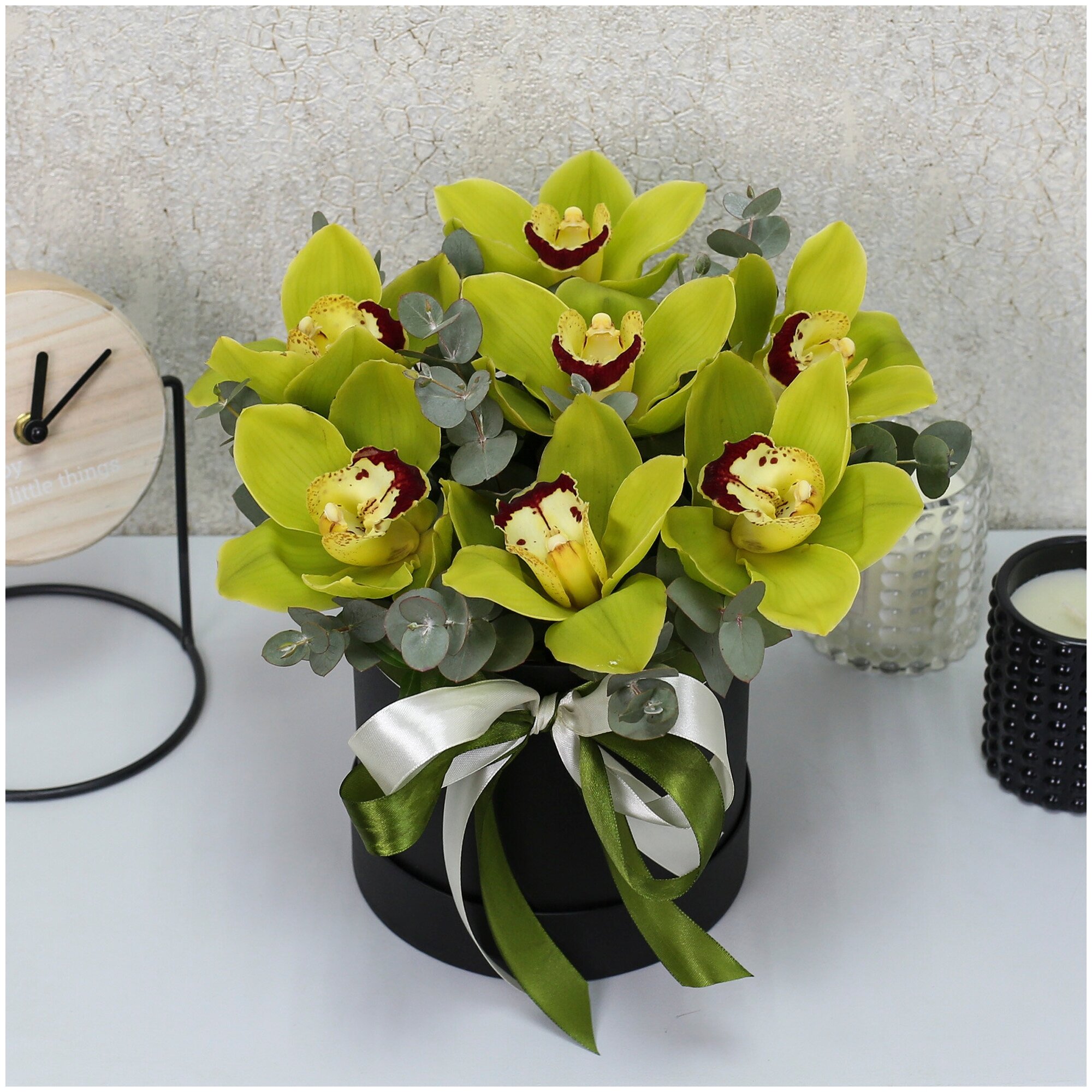Цветы живые букет из 7 зеленых орхидей с эвкалиптом в шляпной коробке "Тропические бабочки мини"