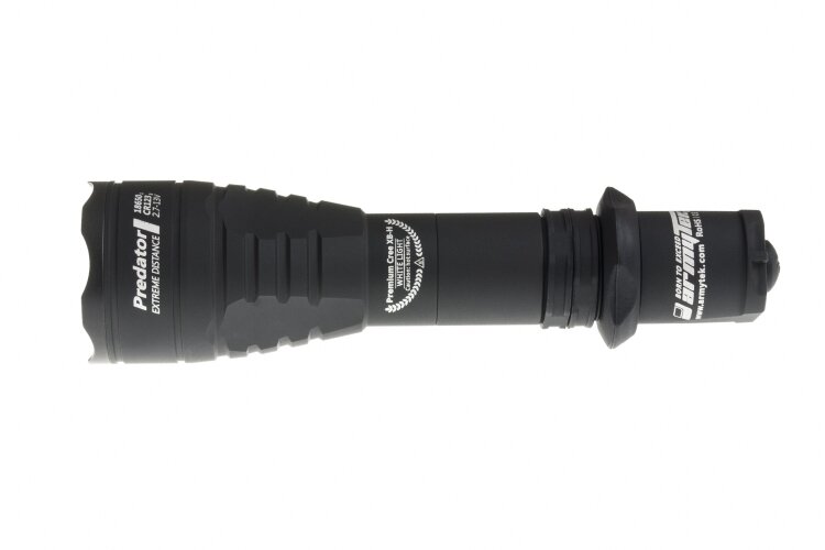 Мощный тактический аккумуляторный фонарь светодиодный Armytek Predator v3, 1120 лм, теплый свет, аккумулятор — фото 1