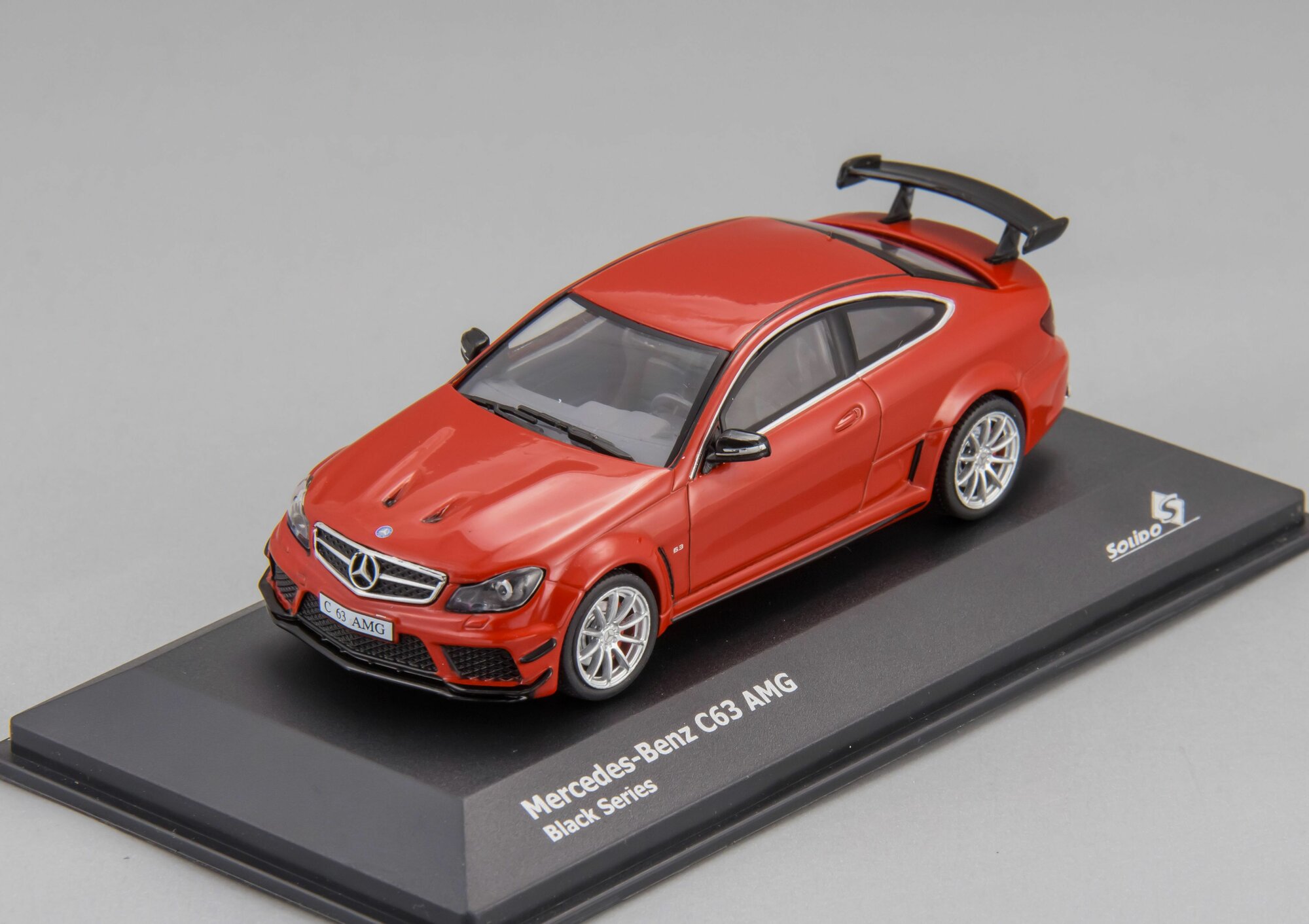 Коллекционная масштабная модель 1:43 Mercedes-Benz C63 AMG Black Series - 2012 от Solido