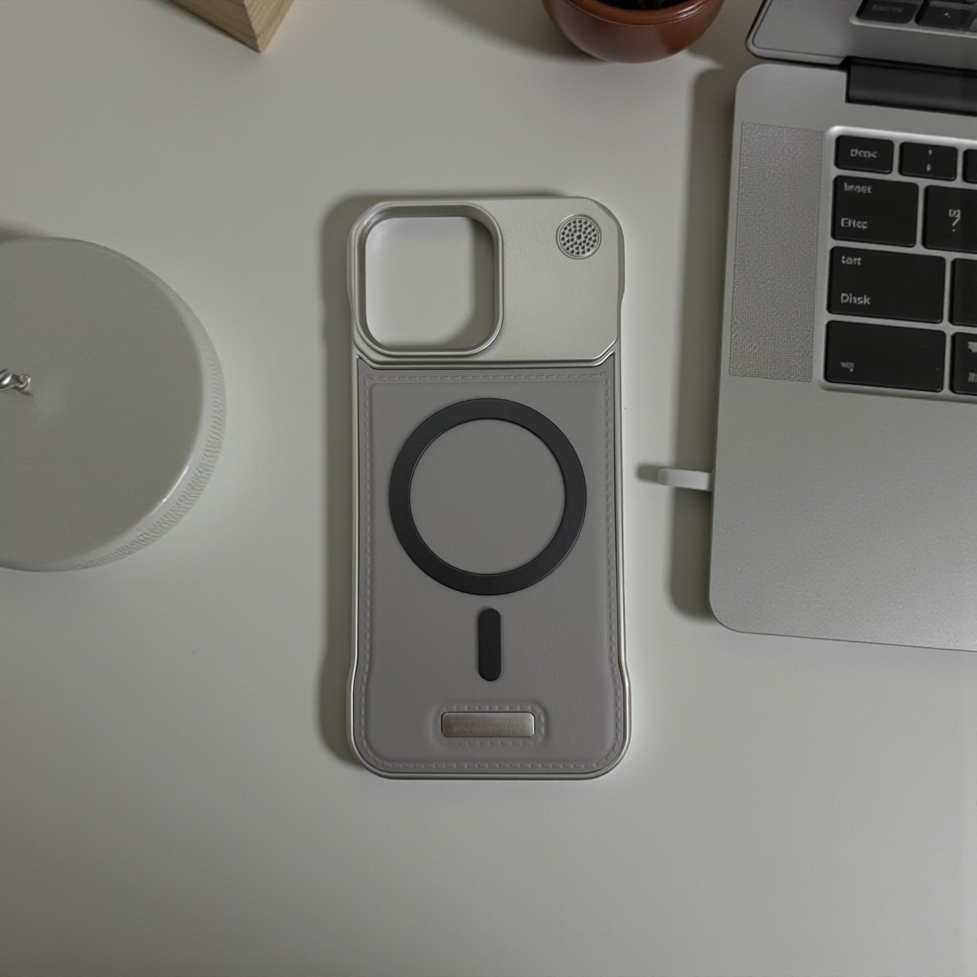 Чехол для iPhone 15 из эко-кожи с металлическим дизайном, премиум, защитный, стильный и современный