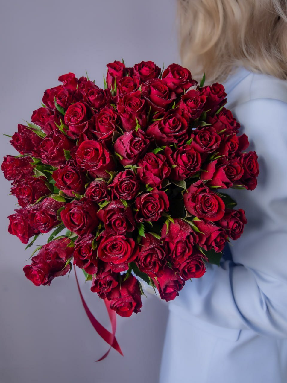 Букет живых цветов из 17 роз темно красного цвета высотой 50 см