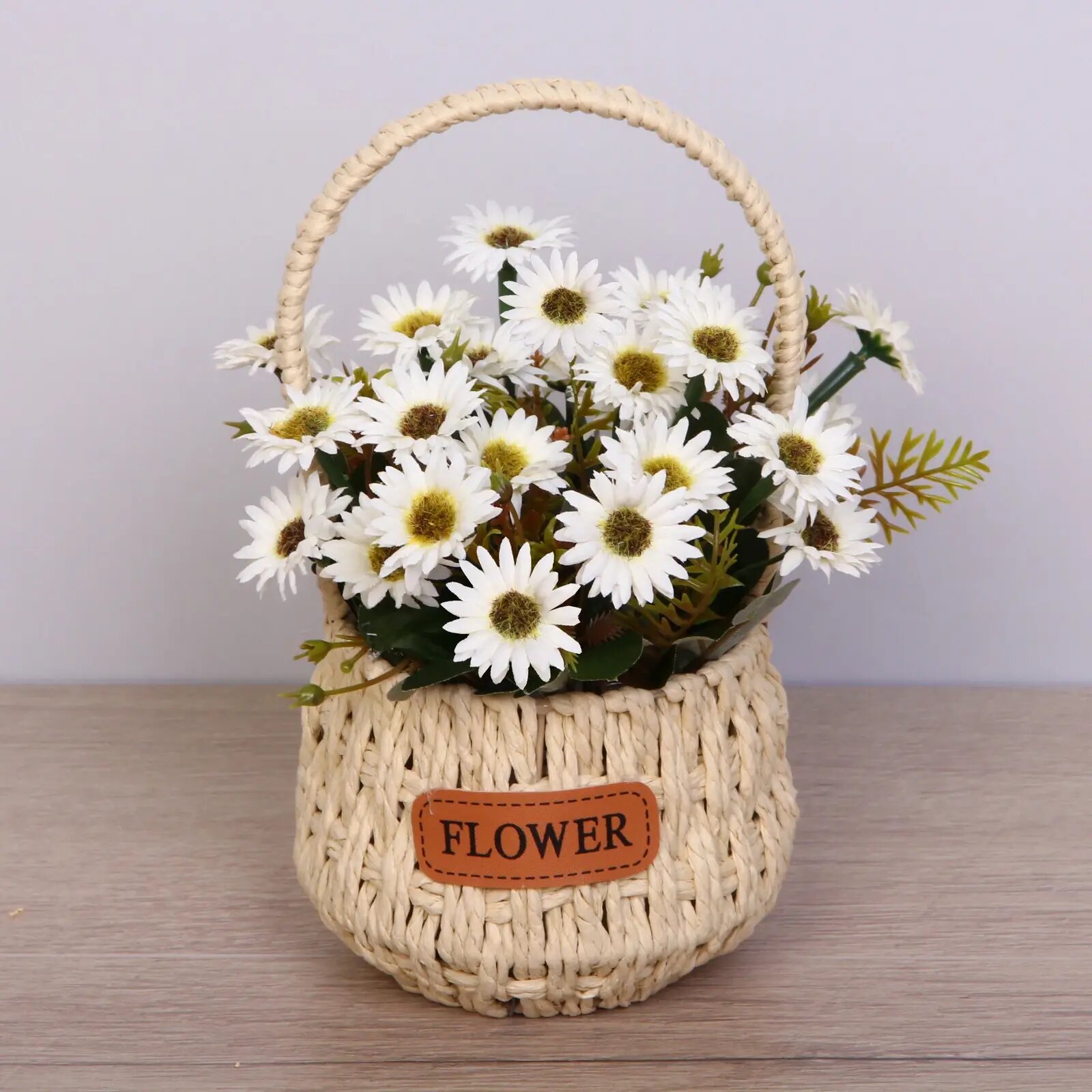 Цветочная композиция «Весенняя мелодия» белые ромашки 13х26см в корзинке