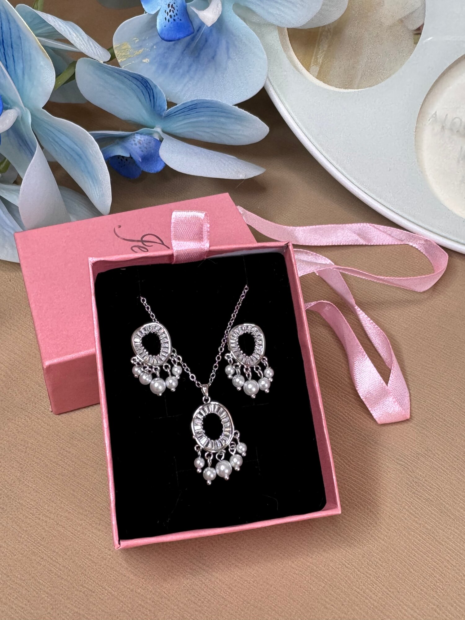 Комплект бижутерии XUPING JEWELRY: колье, серьги, серебряный